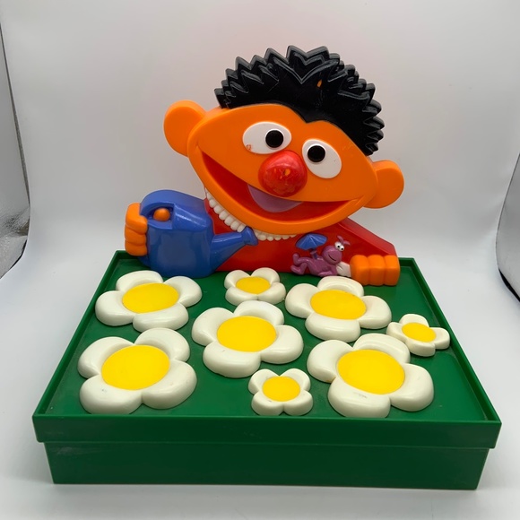 Vintage Lewco 1988 Sesame Street Ernie's Twiddley Winks Plastic Game Board - Picture 1 of 12